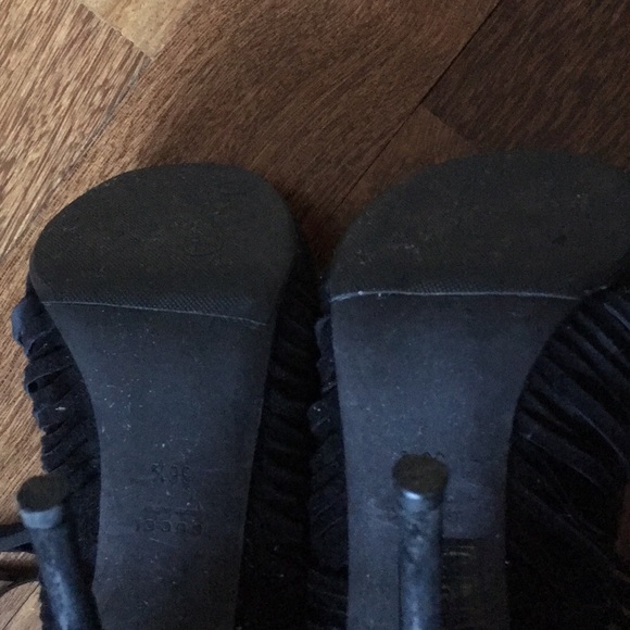 Gucci blk suede fringe peep toe ankle bootie 36.5 - Picture 5 of 6